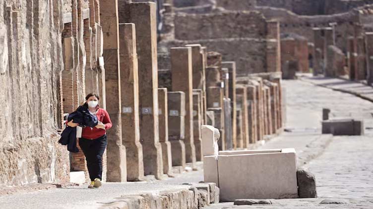 In Pompeii, archaeologists find children's sketches of gladiators