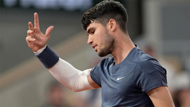 Alcaraz struggles past De Jong to reach French Open third round